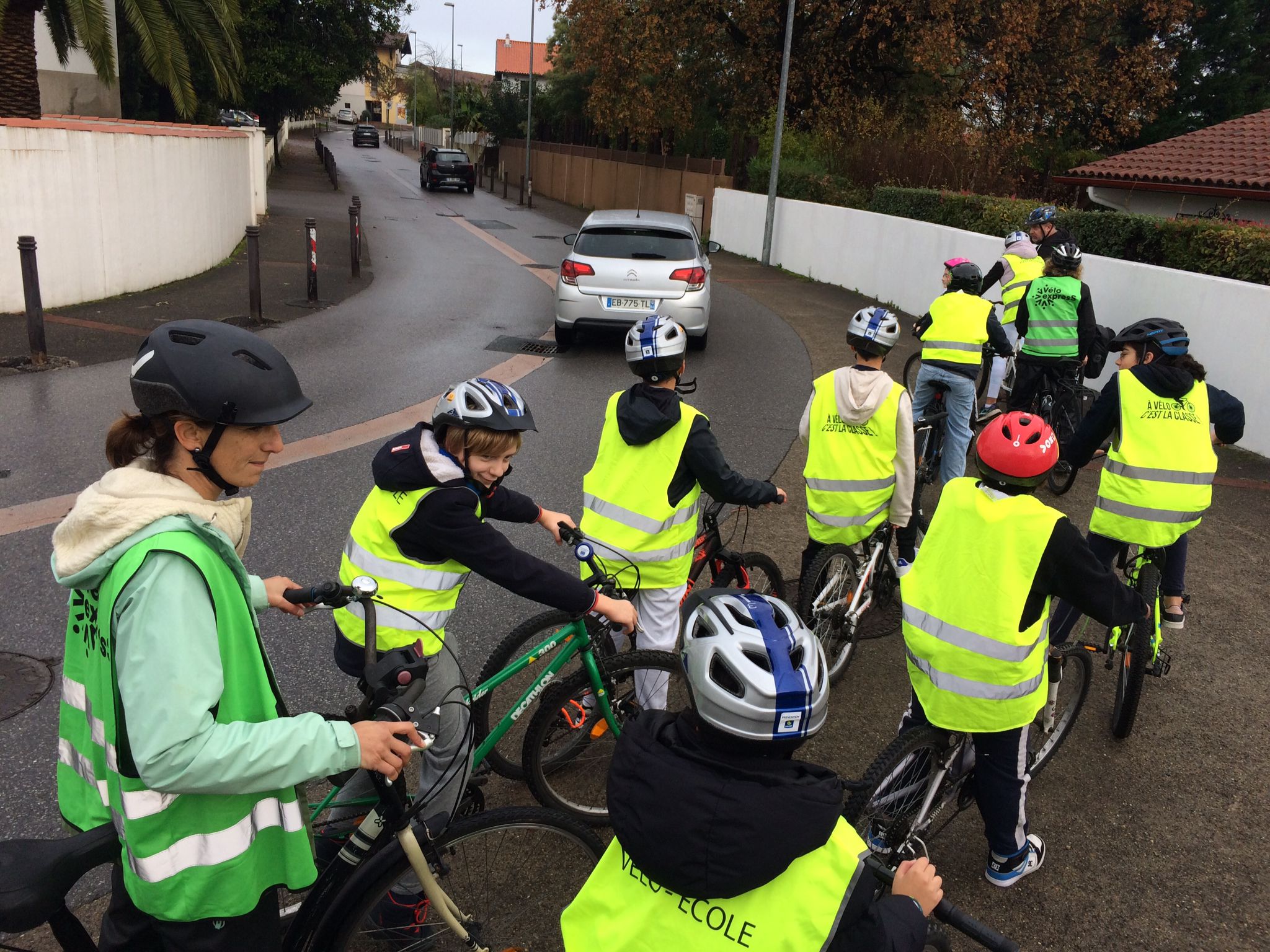 Circulation à vélo en ville avec les collégiens